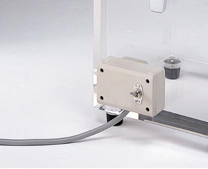 Vacuum moisture-proof box with plug
    